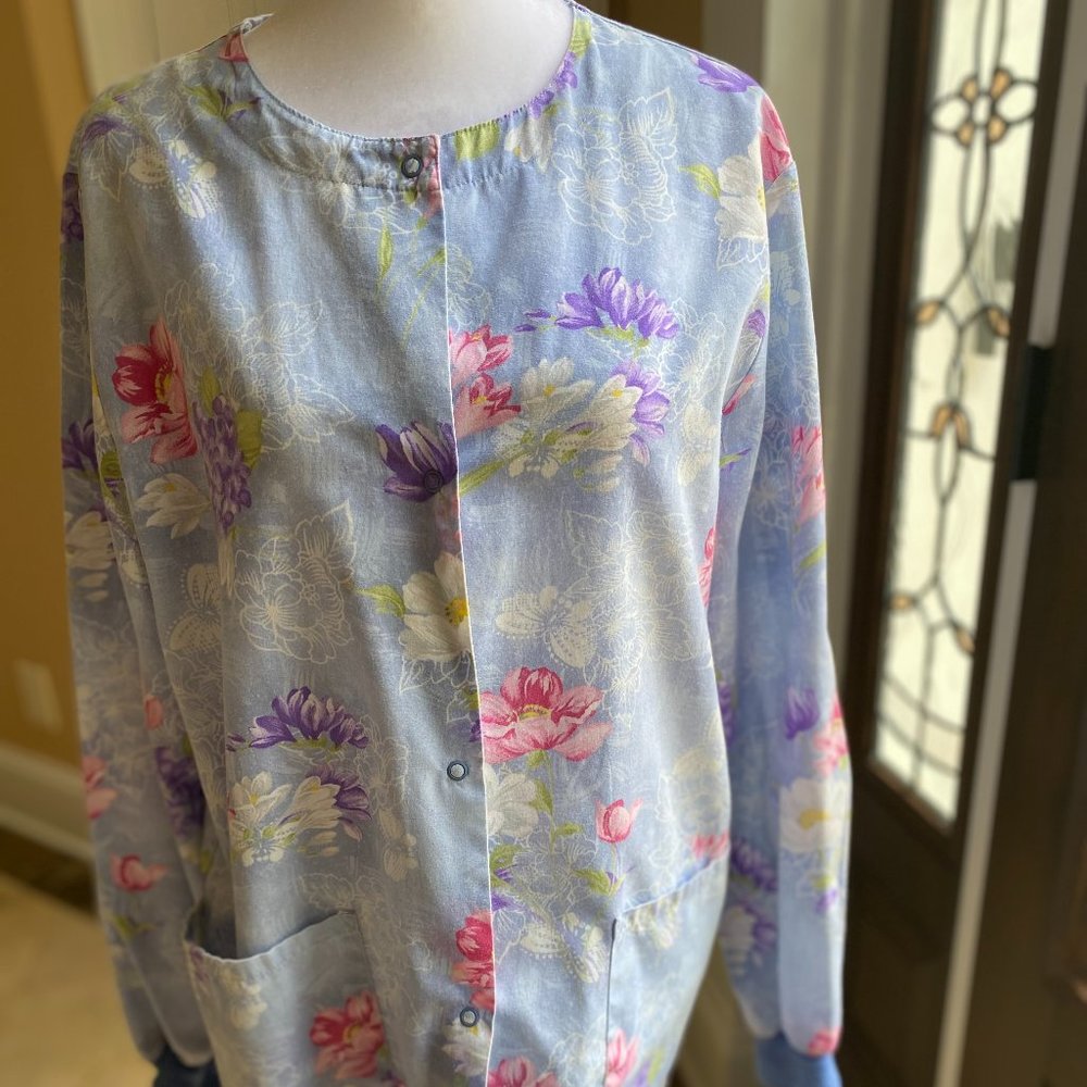 Scrub Top Long Sleeve Floral Size Small - Picture 2 of 6